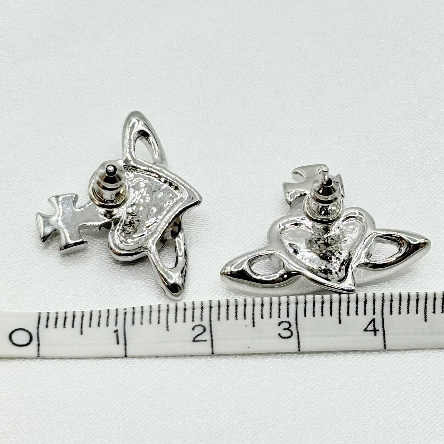 DIAMANTE HEART ピアス
Vivienne Westwood 110.