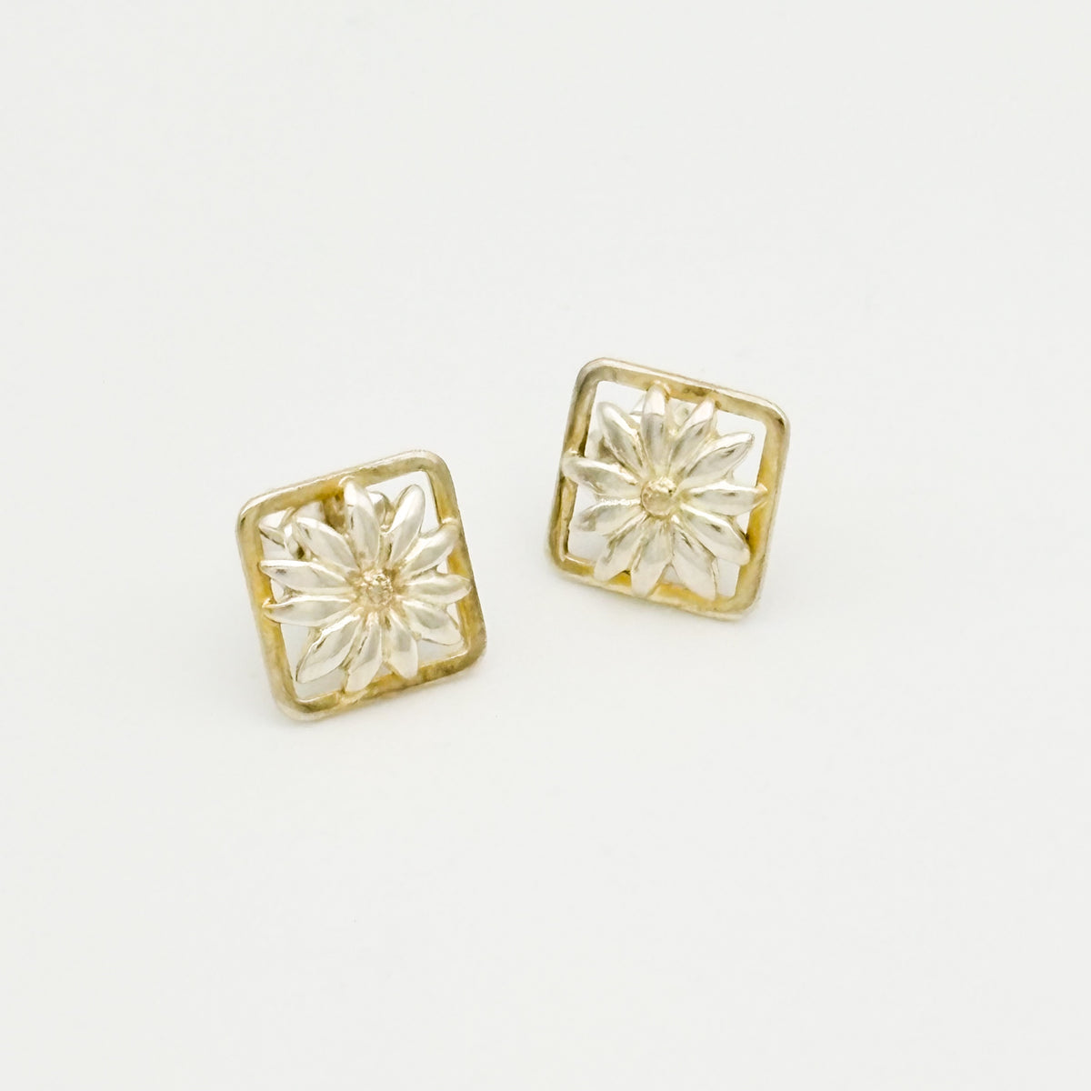 Tiffany&Co. デイジースクエアピアス