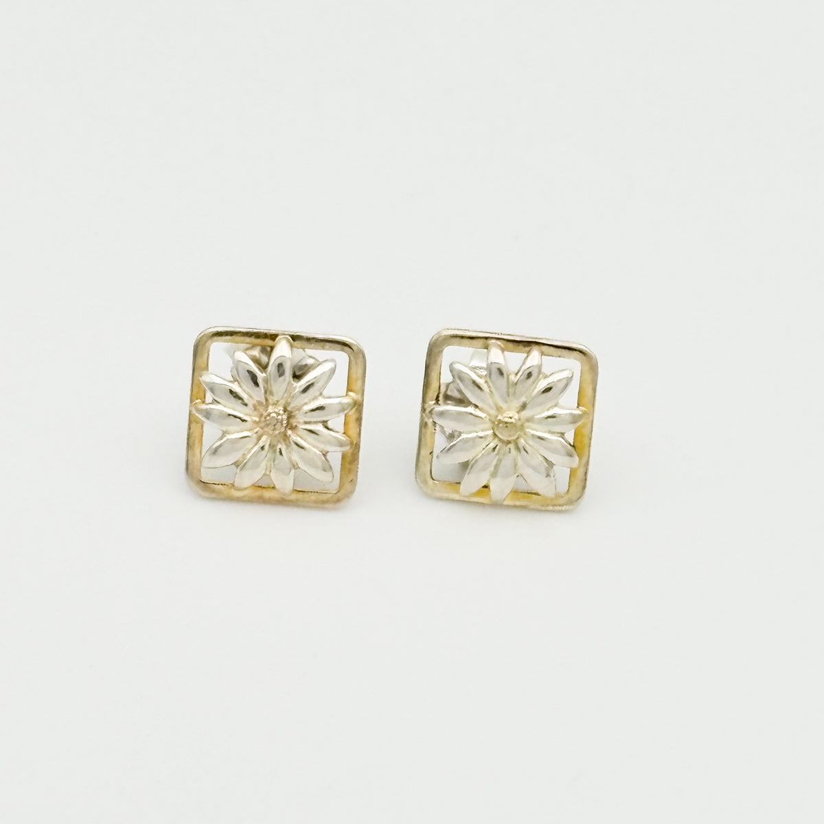 Tiffany&Co. デイジースクエアピアス